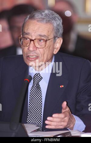 Paris. 29 Nov, 1999. Photo prise le 29 novembre 1999, montre l'ancien secrétaire général des Nations Unies Boutros Boutros-Ghali aborder une conférence internationale à Paris, France. Boutros-Ghali, un politicien et diplomate égyptien, a été le sixième chef de l'ONU de 1992 à 1996, est mort à 94, a rapporté l'agence de presse officielle MENA. © Li Genxing/Xinhua/Alamy Live News Banque D'Images