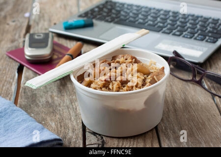 Riz sauté au poulet et almons pentecôte sur la sauce aux huîtres pour manger au travail Banque D'Images