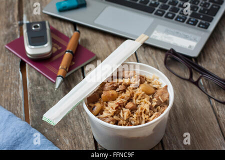 Riz sauté au poulet et almons pentecôte sur la sauce aux huîtres pour manger au travail Banque D'Images