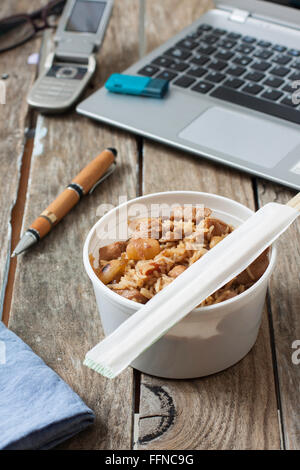 Riz sauté au poulet et almons pentecôte sur la sauce aux huîtres pour manger au travail Banque D'Images