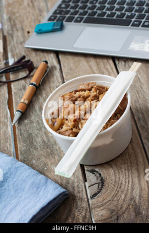 Riz sauté au poulet et almons pentecôte sur la sauce aux huîtres pour manger au travail Banque D'Images