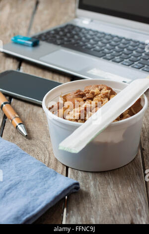 Riz sauté au poulet et almons pentecôte sur la sauce aux huîtres pour manger au travail Banque D'Images