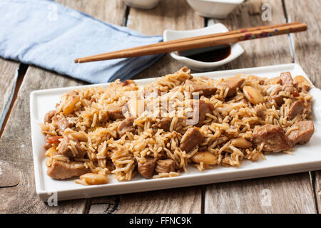 Riz sauté au poulet avec sauce aux huîtres sur almons et Banque D'Images