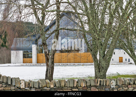 DALMUNACH AVEC BOULEAUX UN NOUVEAU ET MODERNE À la distillerie de whisky du SPEYSIDE ECOSSE CARRON DANS LA NEIGE Banque D'Images