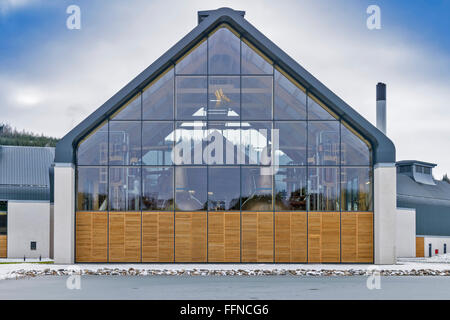 DALMUNACH AVEC ALAMBICS EN CUIVRE NEUF ET MODERNE À la distillerie de whisky du SPEYSIDE ECOSSE CARRON DANS LA NEIGE Banque D'Images