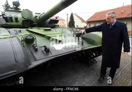 Cérémonie de dévoilement du monument de réservoir sur 70e anniversaire de l'entreprise d'état, assisté par VOP CZ Le ministre de la Défense, Martin Stropnicky en u Noveho Jicina Senov, République tchèque, le 16 février 2016. (Photo/CTK Jaroslav Ozana) Banque D'Images