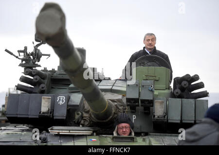 Cérémonie de dévoilement du monument de réservoir sur 70e anniversaire de l'entreprise d'état, assisté par VOP CZ Le ministre de la Défense, Martin Stropnicky en u Noveho Jicina Senov, République tchèque, le 16 février 2016. (Photo/CTK Jaroslav Ozana) Banque D'Images