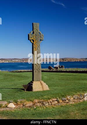 Face Ouest de St Martin's C8e siècle Celtic croix à côté de la rue haute des morts, Iona. Ruines de la Chapelle St Mary & Son d'Iona à l'arrière. Banque D'Images