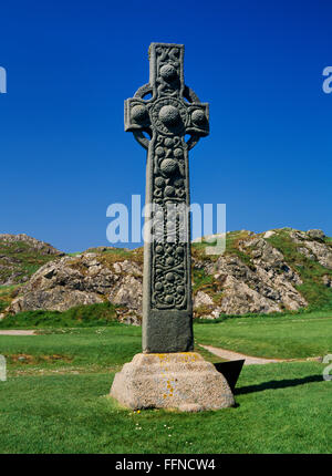 Face est de l'île de Saint Martin C8e haute croix celtique, Iona, Argyll, avec Torr un Aba, site de St Columba's écrit-hut, à l'arrière. Banque D'Images