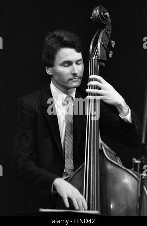 Musicien de jazz John Goldsby lors d'une session organisée par Loren Schoenberg dans la ville de New York. Le concert était le 20 janvier 1985, au vignoble Theatre à Manhattan. Banque D'Images