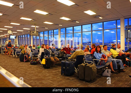 Les passagers en attente à l'Aéroport International Pearson, Toronto Banque D'Images