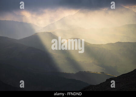 Vue depuis le refuge Wildstrubel sur rayons de soleil et nuages sur les montagnes et les vallées de l'Oberland bernois près de Lenk, Suisse Banque D'Images