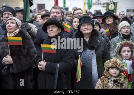 Vilnius, Lituanie. 16 Février, 2016. Les citoyens sont vus sur la commémoration de la 98e anniversaire de l'indépendance de la Lituanie à Vilnius, Lituanie, 16 février 2016.La Lituanie est devenue un pays indépendant le 16 février 1918, après la fin de l'occupation allemande. Alfredas © Pliadis/Xinhua/Alamy Live News Banque D'Images