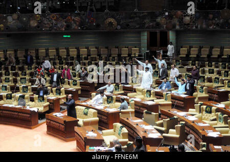 Leader de l'opposition à l'Assemblée du Sindh Khawaja Jitsehar-ul- Hassan exprimant son point de vue au cours de la session de l'assemblée (président) par Agha Siraj Durrani, tenue au bâtiment de l'Assemblée du Sindh au Pakistan le mardi 16 février, 2016. Banque D'Images