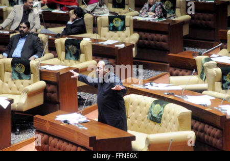 Leader de l'opposition à l'Assemblée du Sindh Khawaja Jitsehar-ul- Hassan exprimant son point de vue au cours de la session de l'assemblée (président) par Agha Siraj Durrani, tenue au bâtiment de l'Assemblée du Sindh au Pakistan le mardi 16 février, 2016. Banque D'Images