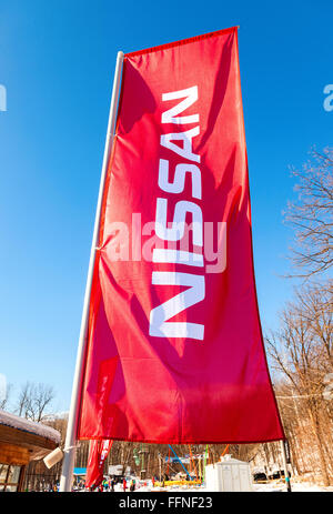 Drapeau concessionnaire Nissan sur ciel bleu. Nissan est un constructeur automobile multinationale japonaise Banque D'Images