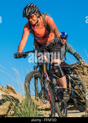 Riders vtt vtt un sentier de randonnée en boucle, le déjeuner, Grand Junction, Colorado. Banque D'Images