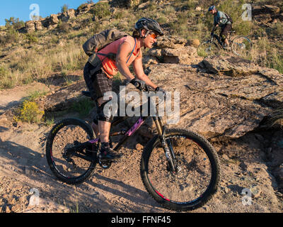 Riders vtt un sentier de randonnée en boucle, le déjeuner, Grand Junction, Colorado. Banque D'Images