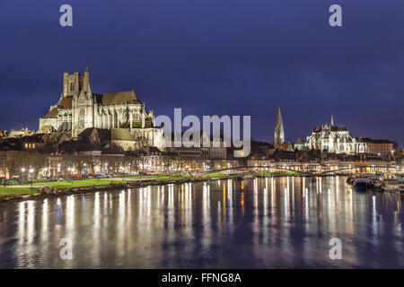 Soir vue sur cathédrale et abbaye de Saint-Germain d'Auxerre, ce qui reflète en Yonne, Auxerre, Bourgogne, France Banque D'Images