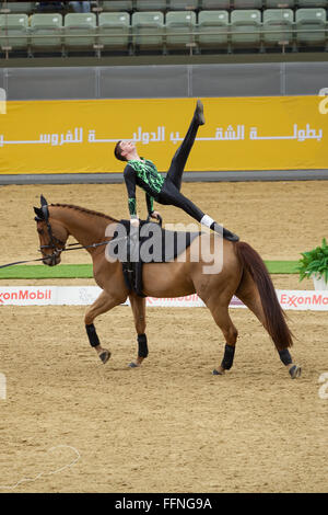 Rider participe à la compétition de saut sur jour 2 à CHI Al Shaqab 2014. Salle omnisports à Al-Shaqab Equestrian Center Banque D'Images