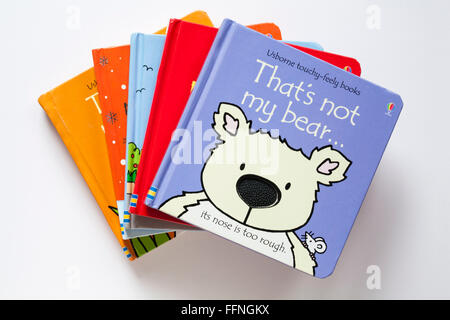 Pile de livres d'enfants dans Ce n'est pas ma série Usborne touchy-feely books isolé sur fond blanc avec ce n'est pas mon ours sur le dessus Banque D'Images