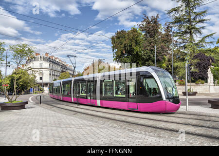 Le tramway moderne sur la rue de la ville de Dijon, France Banque D'Images