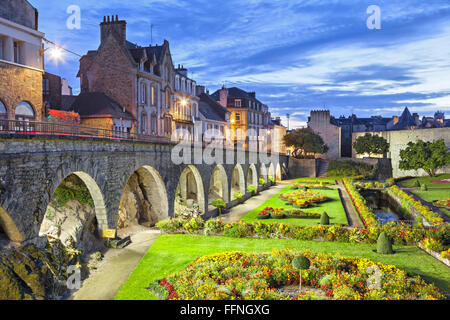 Jardin fleuri de l'enceinte du château de la ville de Vannes, Bretagne, France Banque D'Images