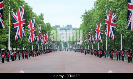 Londres, Royaume-Uni - 11 juin 2015 : Coldstream, protège-pieds en formation sur le centre commercial d'une parade du royal cérémonie couleur Banque D'Images