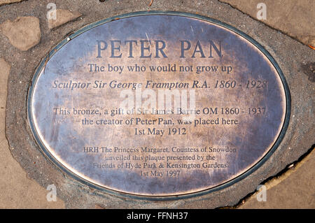 Plaque en face de la statue de Peter Pan dans les jardins de Kensington. Banque D'Images