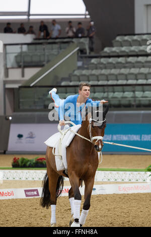 Rider participe à la compétition de saut d'équipes le jour 1 à CHI Al Shaqab 2014. Salle omnisports à Al-Shaqab Equestrian Center Banque D'Images