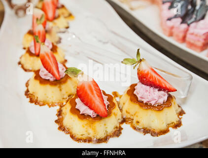 Sélection de desserts sucrés sur l'affichage à un luxueux restaurant buffet bar Banque D'Images