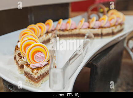 Sélection de desserts sucrés sur l'affichage à un luxueux restaurant buffet bar Banque D'Images