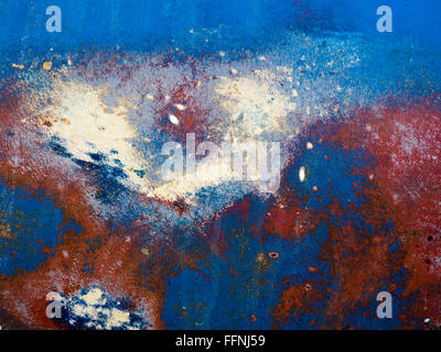 Peeling peinture abstraite poncé sur un bateau en fibre de verre Faversham Banque D'Images