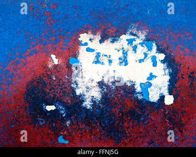 Peeling peinture abstraite poncé sur un bateau en fibre de verre Faversham Banque D'Images