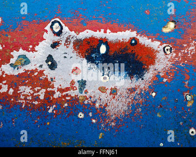 Peeling peinture abstraite poncé sur un bateau en fibre de verre Faversham Banque D'Images