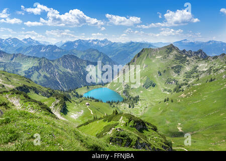 Lake dans le Seealpsee paysage de montagne des Alpes au-dessus de l'Allgau Oberstdorf, Allemagne. Banque D'Images