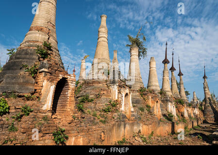 Shwe Inn Thein pagodes, stupas bouddhistes en ruine dans le village de Inthein (Indein) près du lac Inle, en Birmanie (Myanmar) Banque D'Images