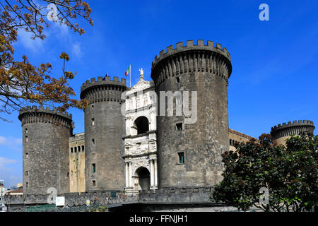 L'été, le Castel Nuovo ou New Castle (1279), le centre historique de Naples, l'UNESCO World Heritage Site, région de Campanie, Italie Banque D'Images