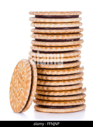 Les cookies avec crème au chocolat isolé sur fond blanc Banque D'Images