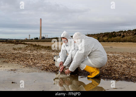 Analyser les experts de l'eau dans un environnement contaminé. Banque D'Images