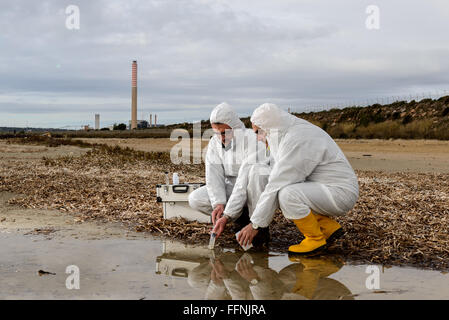 Analyser les experts de l'eau dans un environnement contaminé. Banque D'Images