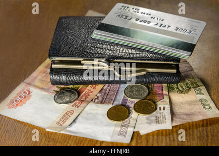 Portefeuille avec cartes de crédit et paiement allongé sur une table en bois Banque D'Images
