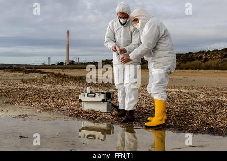 Analyser les experts de l'eau dans un environnement contaminé. Banque D'Images