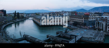 Vue panoramique de Genève au crépuscule. Le barrage seujet, du Rhône et de la ville. Banque D'Images