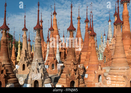 Stupas de Shwe Inn Thein Pagode, Inthein (Indein), la Birmanie (Myanmar) Banque D'Images