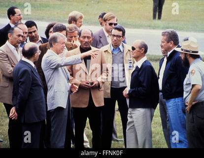 10 septembre 1978 - Gettysburg, Pennsylvanie, États-Unis d'Amérique - Le Président Anwar al-Sadate d'Egypte, centre, entouré par le Premier Ministre israélien Menahem Begin, le président des États-Unis Jimmy Carter ; le ministre des Affaires étrangères Moshe Dayan d'Israël ; et le ministre de la défense d'Israël, Ezer Weizman Boutros Boutros-Ghali, Ministre d'État auprès du ministre des affaires étrangères de l'Égypte se trouve entre Sadate et Dayan ; Elyahu Rubinstein, un conseiller israélien, se trouve entre Dayan et Weizman, en visitant le champ de bataille de la guerre civile aux États-Unis à Gettysburg, Pennsylvanie, au cours d'une pause dans le sommet de Camp David en septem Banque D'Images