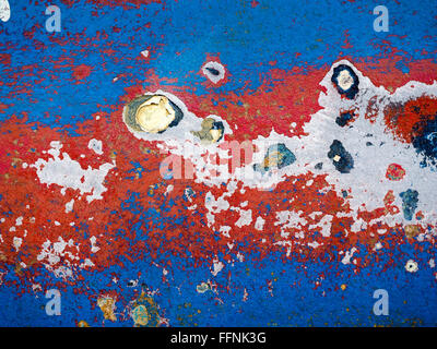 Peeling peinture abstraite poncé sur un bateau en fibre de verre Faversham Banque D'Images
