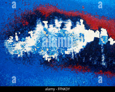 Peeling peinture abstraite poncé sur un bateau en fibre de verre Faversham Banque D'Images