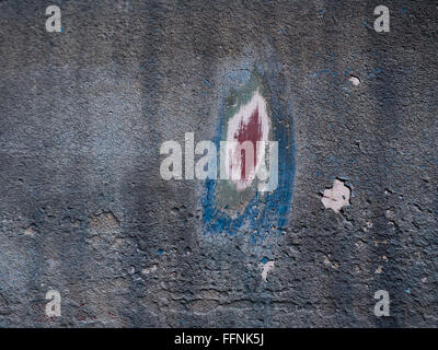 Peeling peinture abstraite poncé sur un bateau en fibre de verre Faversham Banque D'Images