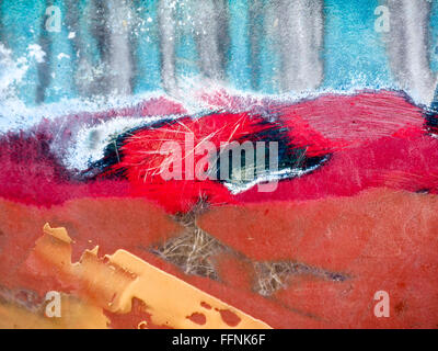 Peeling peinture abstraite poncé sur un bateau en fibre de verre Faversham Banque D'Images